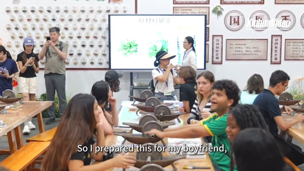 Foreign youth experience cultural heritage in China's Cangzhou