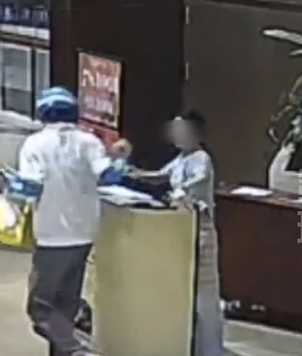 外卖员取餐后突摸前台女孩脸，店员被吓到不敢上班？警方通报