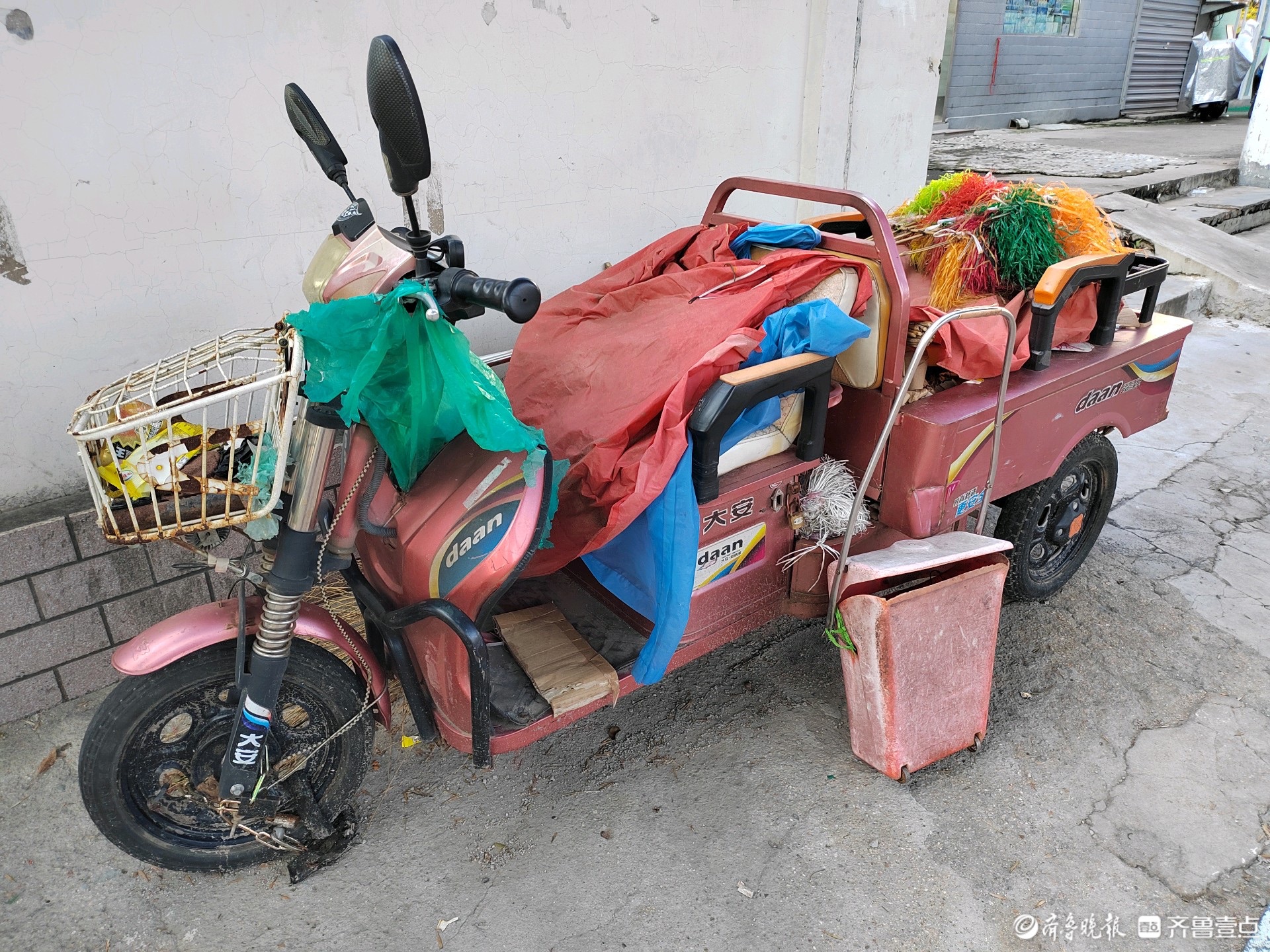 情报站|济南经七纬一路附近多辆“僵尸车”长期占道，亟待被清理