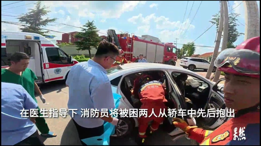 果然视频|轿车失控撞上路边电线杆，消防员到场救出被困人员