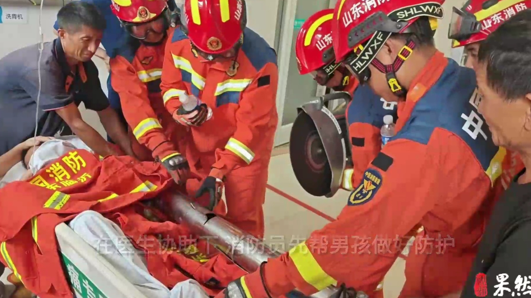果然视频|男孩不慎手卡脱粒机进料管中，消防员紧急救援
