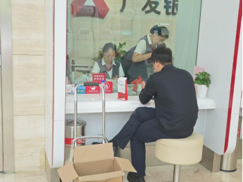 万枚硬币兑换背后，广发银行潍坊分行的“赞”服务