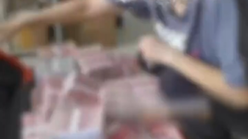 40多岁女子家中放454万现金，打算跟网恋男友一起投资，民警赶来阻止！