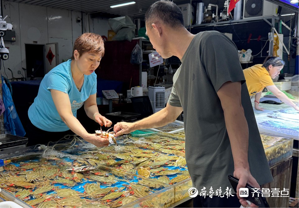 梭子蟹抢“鲜”上市！价格比去年便宜不少，不少摊位日销上百斤