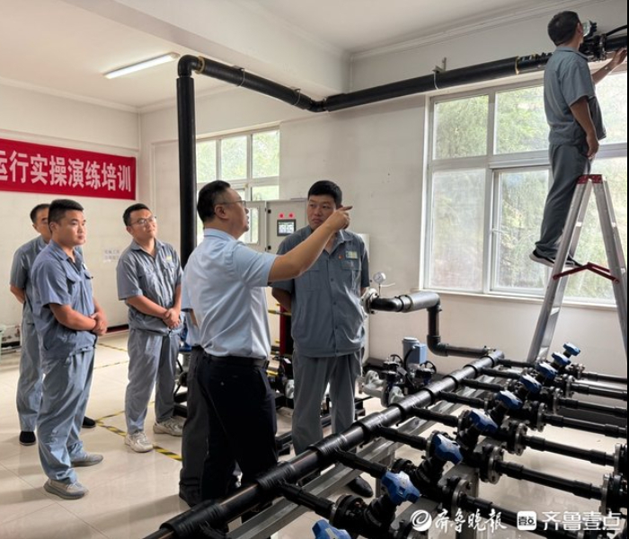 8月1日，菏泽民生热力集团公司2025年度供热运行集中培训开班，本次培训采取“理论+实操+考核”模式，为一线从业人员带来系统全面的专业赋能。此次集中培训既是菏泽民生热力集团公司夯实人才队伍、提升服务质效的具体实践，更是以专业能力护航民生温度的生动体现。随着培训的深入推进，一支技能过硬、安全意识强的供热铁军正加速成长，为即将到来的供热季提供坚实保障，让千家万户的温暖守护更有底气。