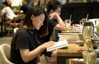 剑桥英语词典收录“传统娇妻”等网络用语
