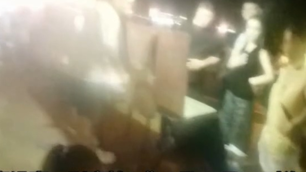 果然视频丨小女孩与家人走散，青岛民警10分钟找到家长