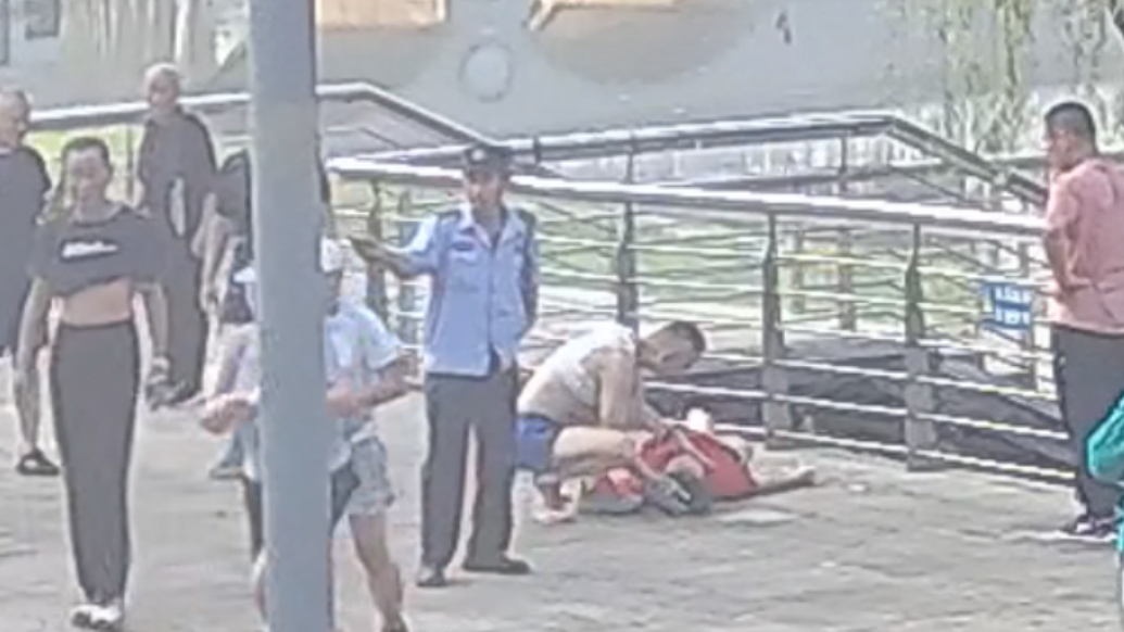 果然视频丨晨练女子倒地晕倒，市民联手急救助其苏醒