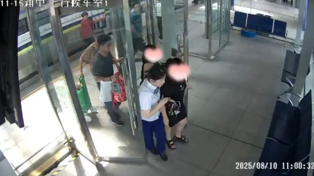 果然视频丨女子病发求救，青岛地铁上演“爱心接力”