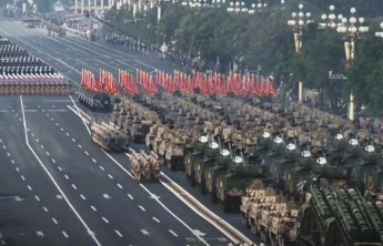 阅兵式环节，受阅部队在长安街列阵，光荣接受中共中央总书记、国家主席、中央军委主席习近平检阅
