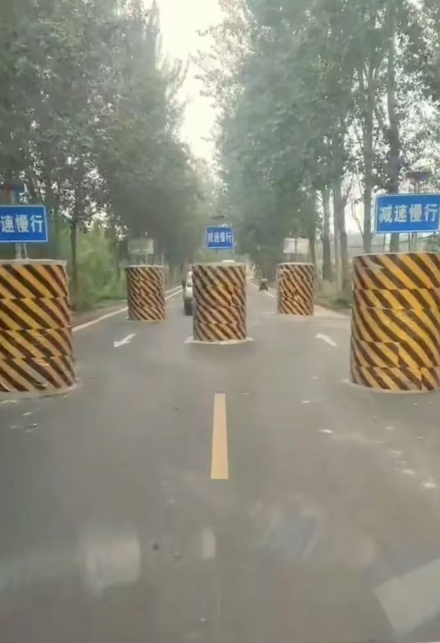 过限宽墩像过“梅花桩”，交通管理别忘科学便民
