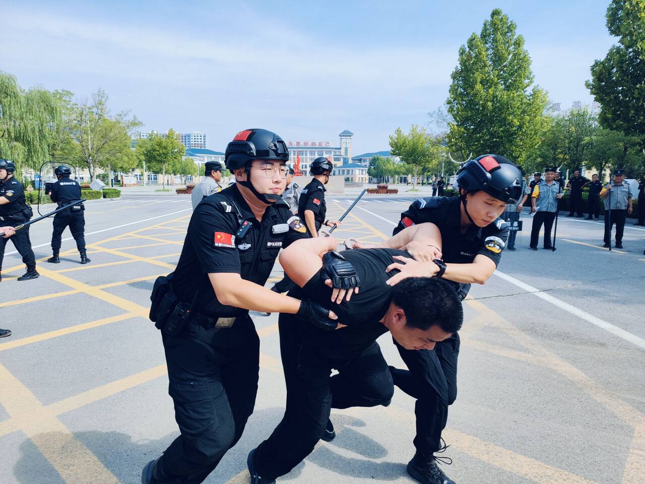 高新区开展开学季校园安保员专项战术技能培训，筑牢校园安全屏障
