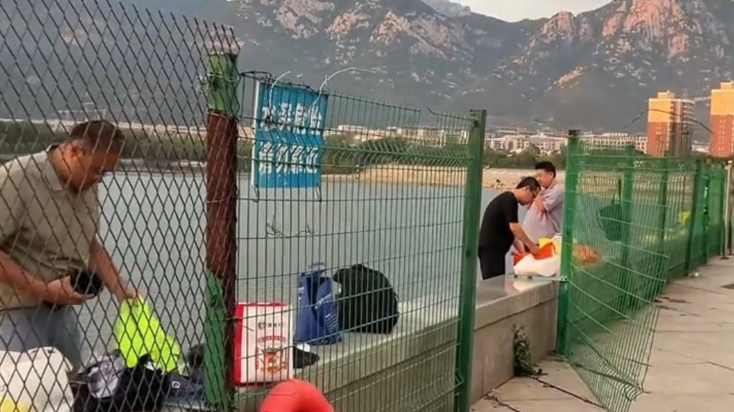 果然视频丨泰安大河水库南岸挂牌禁止游泳，围挡被扯开游泳人员继续下水