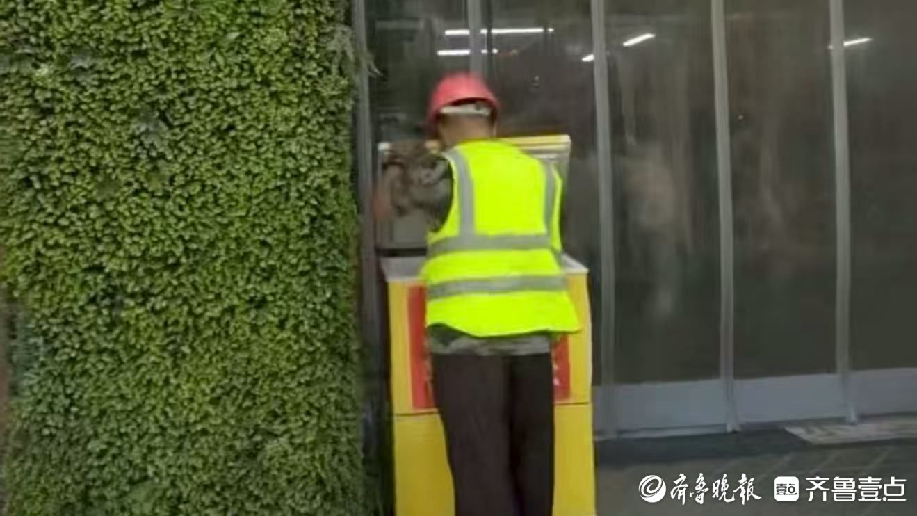 “你添一瓶，我放一提”，济南街头有台“自动续水”的冰柜
