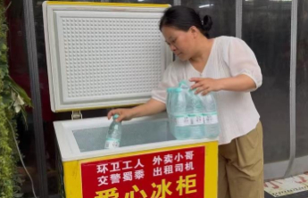 “你添一瓶，我放一提”，济南街头有台“自动续水”的冰柜