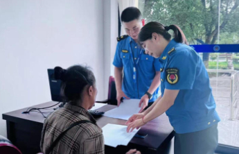 云南罗平一女子拉泔水被处罚，官方：根据法规泔水未经处理不能喂猪