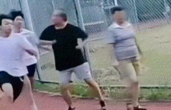 老人散步故意肘击跑步学生？别让情绪之争遮蔽真问题