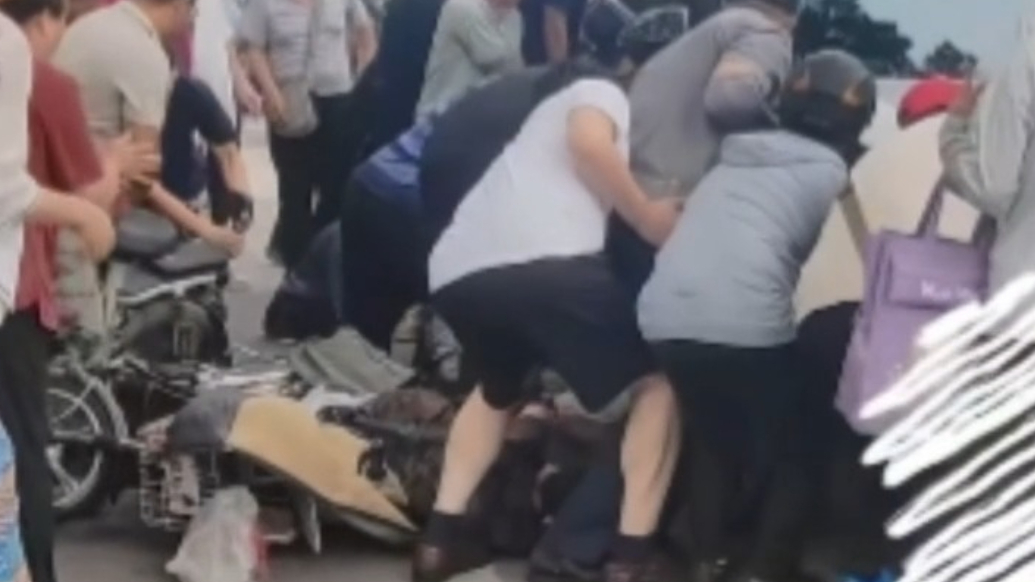 果然视频｜危急时刻伸援手，泰安街头众人抬车救下被压老人