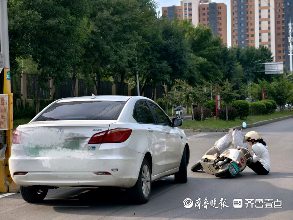 情报站|泰安龙潭南路一私家车和电动车发生碰撞，出行注意安全