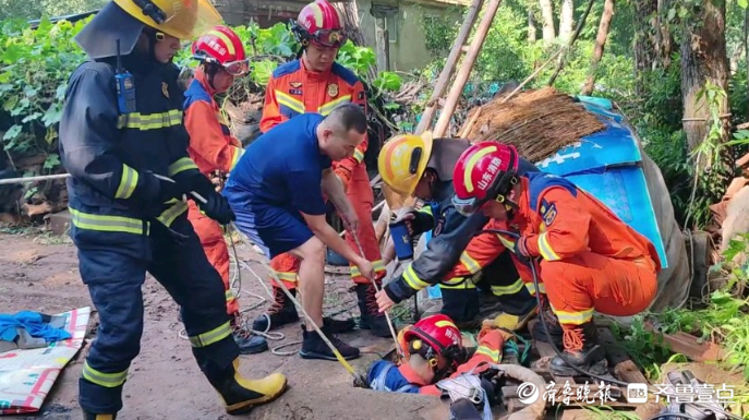 果然视频|一老人下井后突然晕倒，消防员悬绳施救