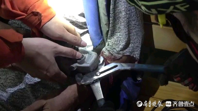 果然视频|男子被角磨机“咬”住左手臂，消防员三分钟化解