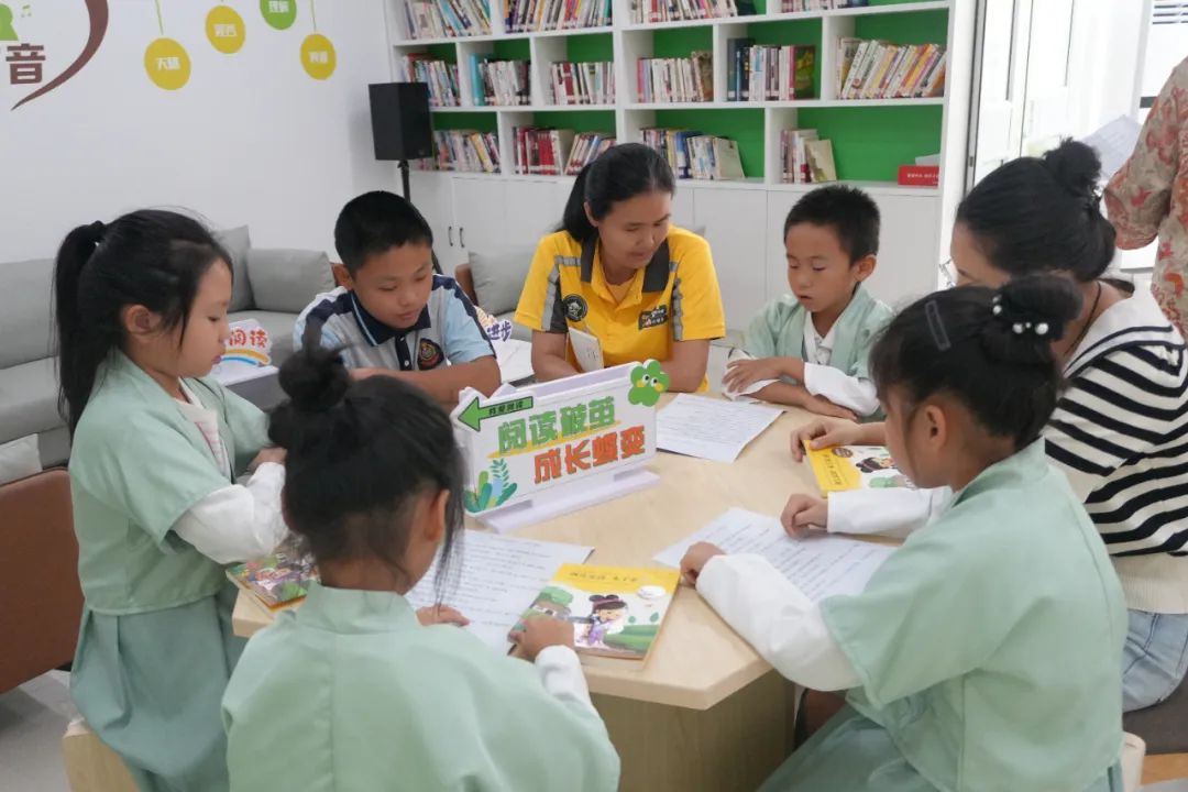 东营市总工会“玫瑰书香 工润巾帼”活动走进职工子女暑期托管班
