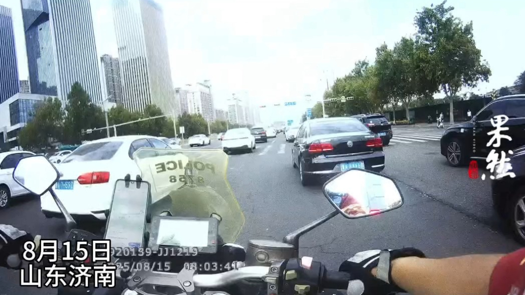 果然视频丨交警铁骑早高峰紧急开道，15分钟护送中风患者就医