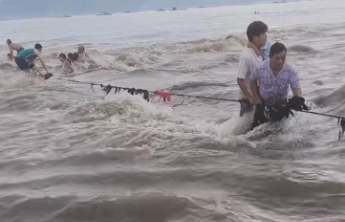 福建一海滩附近突然大量排水！亲历者：像洪水一样