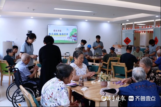 山东港福（日照）颐养中心：长者巧手制肥皂葡萄，共度欢乐时光