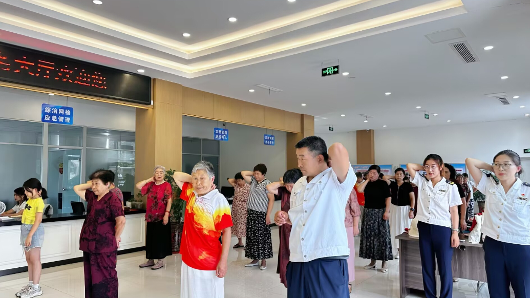 果然视频丨“公交安全大讲堂”进社区，暖心服务情系银发族