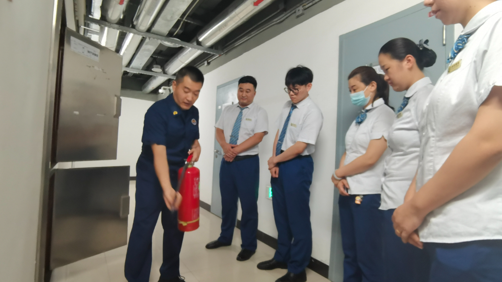 果然视频｜灭火器、消火栓、灭火毯怎么用？消防员进地铁培训技能