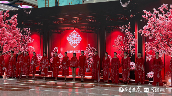 果然视频｜非遗剪纸时装秀成焦点，设计师将传统纹样设计到衣服上