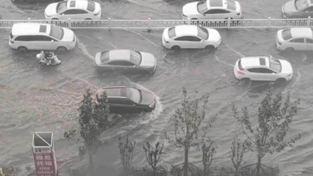 果然视频｜烟台“降温雨”说来就来，部分道路瞬间成“河”