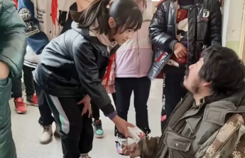残疾拾荒者资助的女孩意外离世，何以如此牵动社会神经