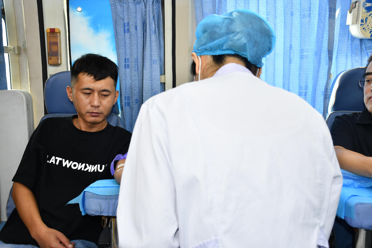 山东水务恒业供水公司组织党员干部职工参加无偿献血活动
