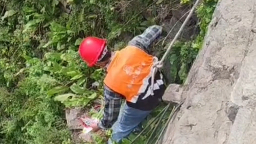 果然视频｜泰山“蜘蛛侠”！环卫工系绳下崖捡垃圾，别让随手丢弃成他们的风险