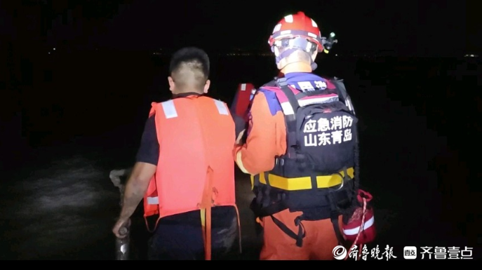 果然视频|俩游客赶海被困淤泥区，消防员历经半小时帮其脱困