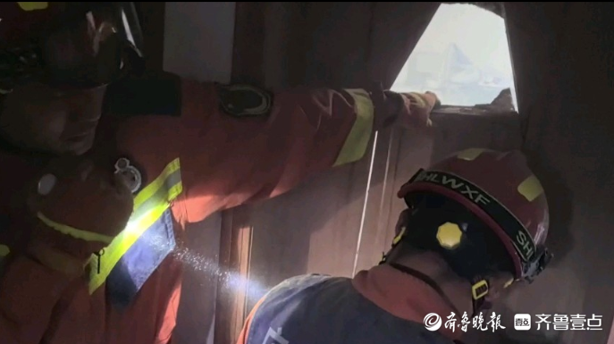 果然视频|男子晕倒被困自家卫生间，消防员破门施救