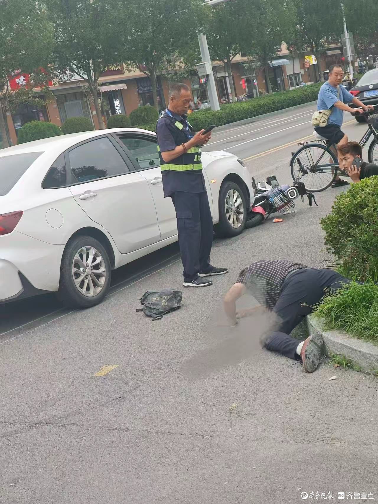 情报站|济南花园路路口一私家车和电动车发生碰撞，出行注意安全