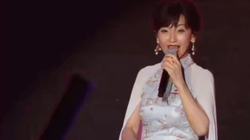 果然视频｜2025“大美岱岳·青春之城”演唱会，赵雅芝开口《千年等一回》，瞬间勾起童年追剧的回忆，太戳人了！