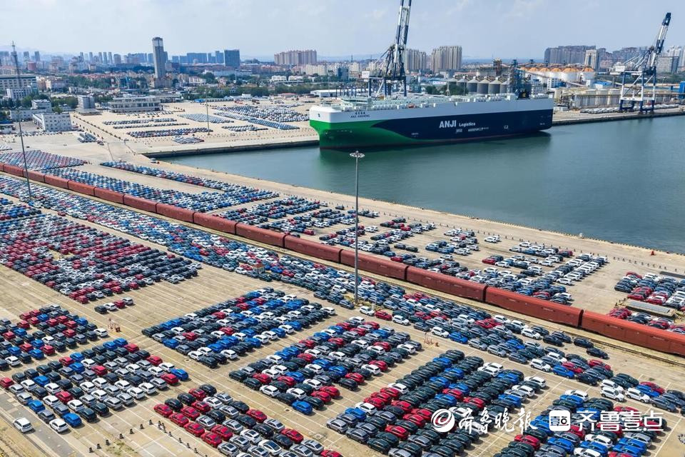 全球最大汽车滚装船“安吉安盛”轮在烟台港装船，启程前往欧洲