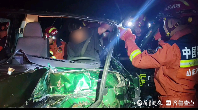 果然视频|两车相撞有人被困，消防员紧急破拆施救