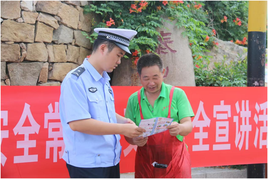 泰安交警景区大队开展“一盔一带 安全常在”交通安全主题宣传活动