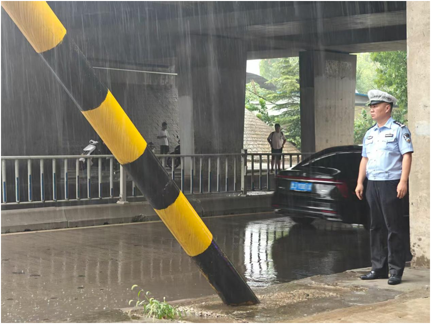 泰安交警城东大队及时启动降雨应急预案，到辖区易积水路口查看路面情况