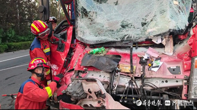 果然视频|两辆货车发生事故，消防员破拆驾驶室救出被困者