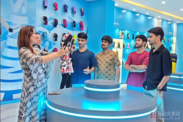 Pakistani students explore Jining's glove power