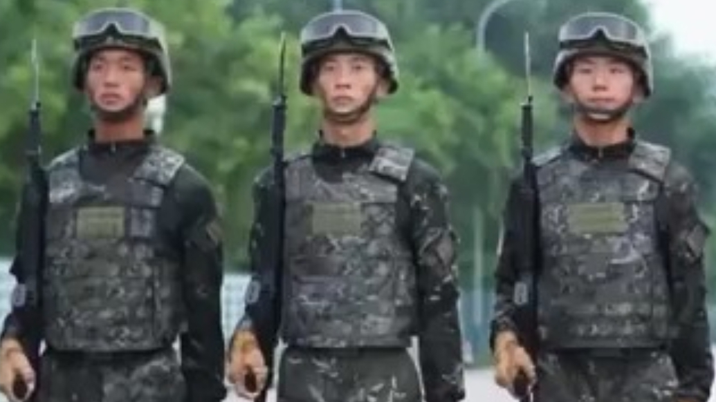 受阅官兵劈枪训练有多帅？直击徒步方队阅兵训练场