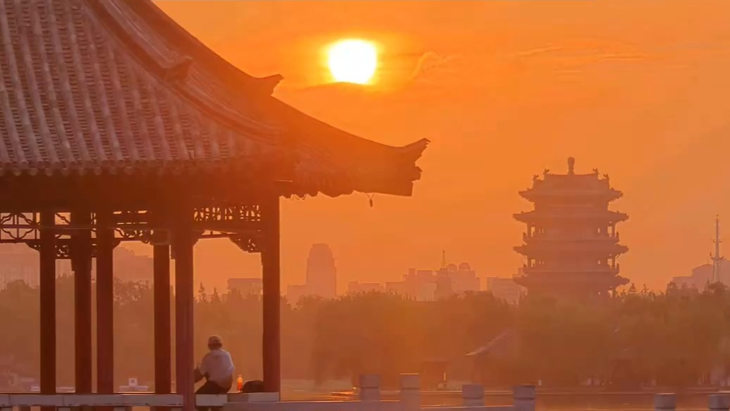 天气情报站|晨曦破云！济南大明湖日出辉映，水天橘色绘美丽画卷