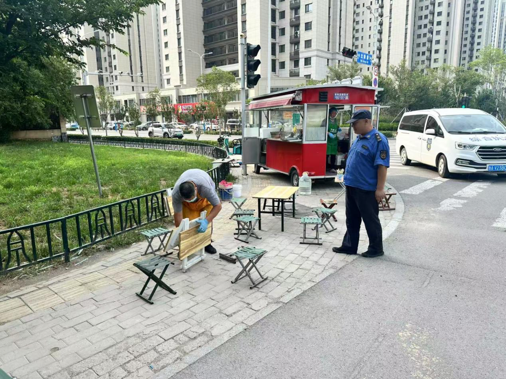 济南市中区十六里河：整治占道经营，保障居民安全出行