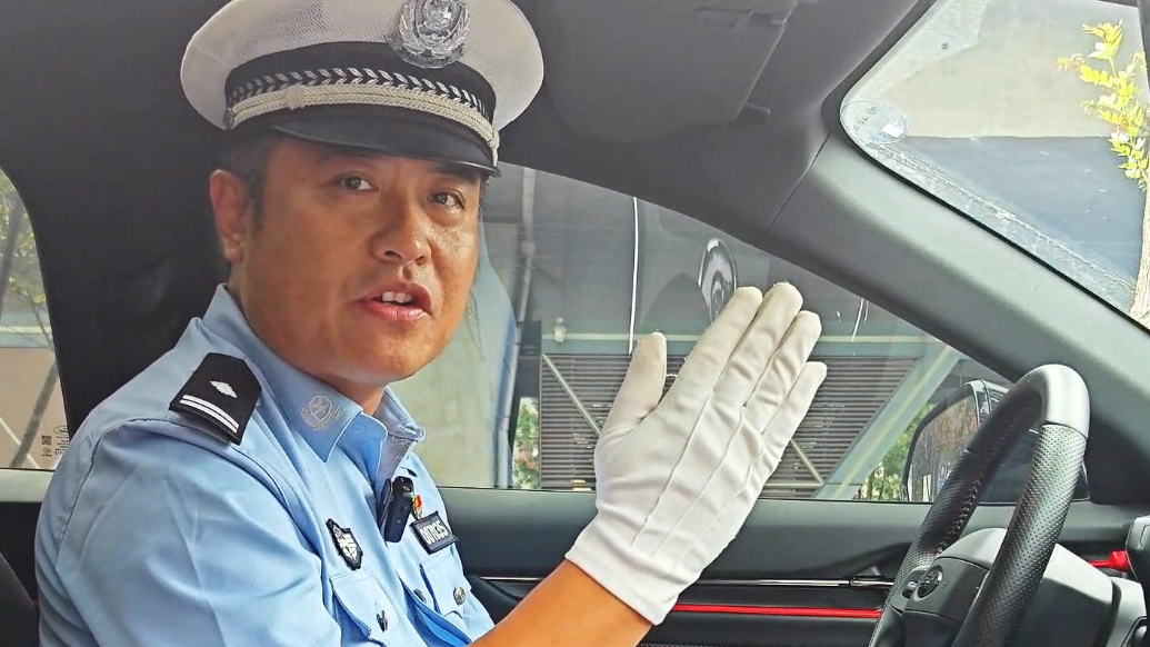 果然视频丨学会“荷式开门法”，避免“开门杀”！